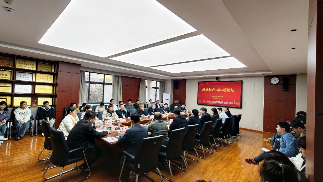 会议室里的人们AI 生成的内容可能不正确。